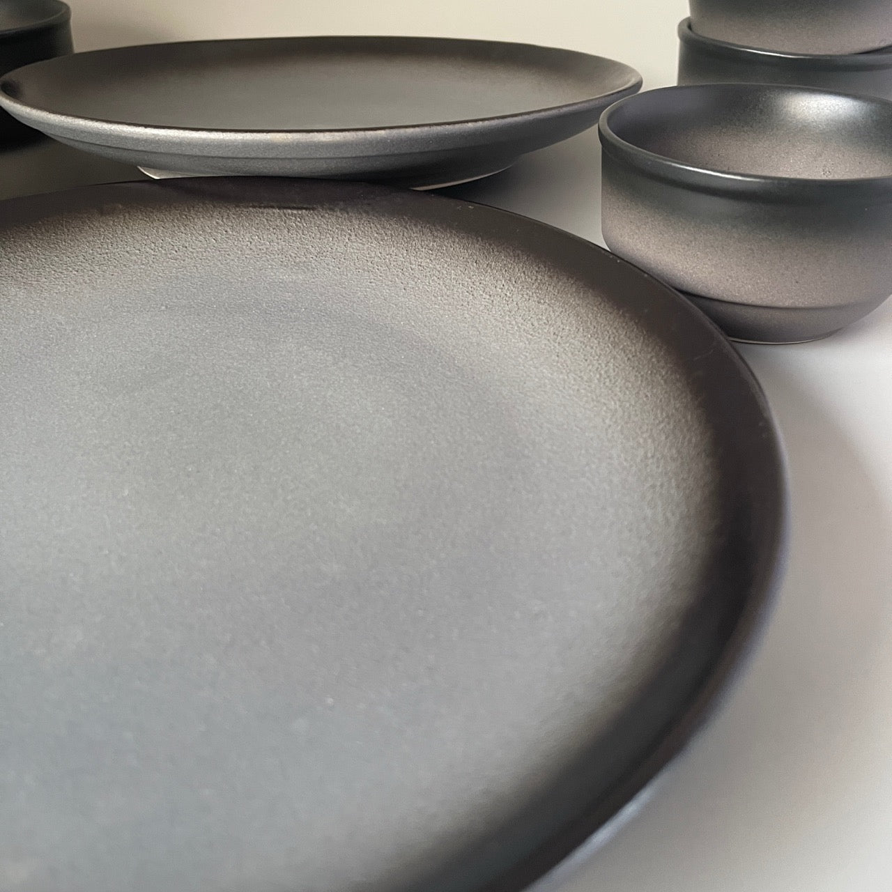 Set of 2 dual black toned ceramic dinner plates and dal bowls – modern dinnerware for stylish table settings
