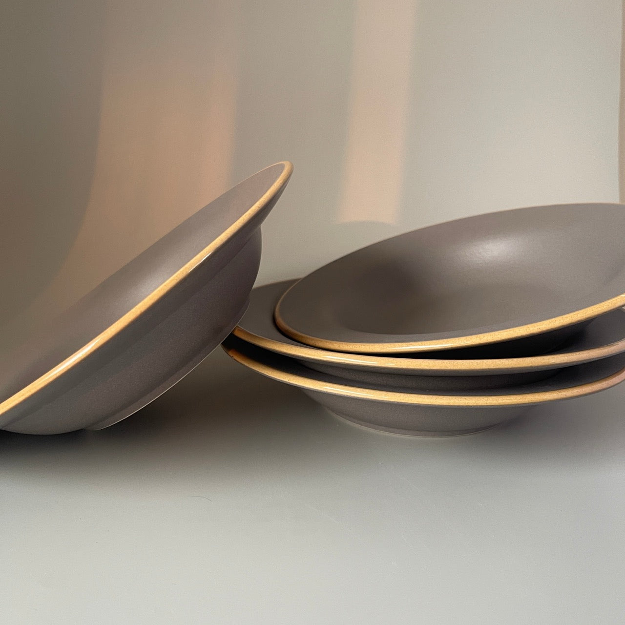 Set of 2 grey ceramic appetiser plates with gold rim – elegant and refined dinnerware for stylish table settings