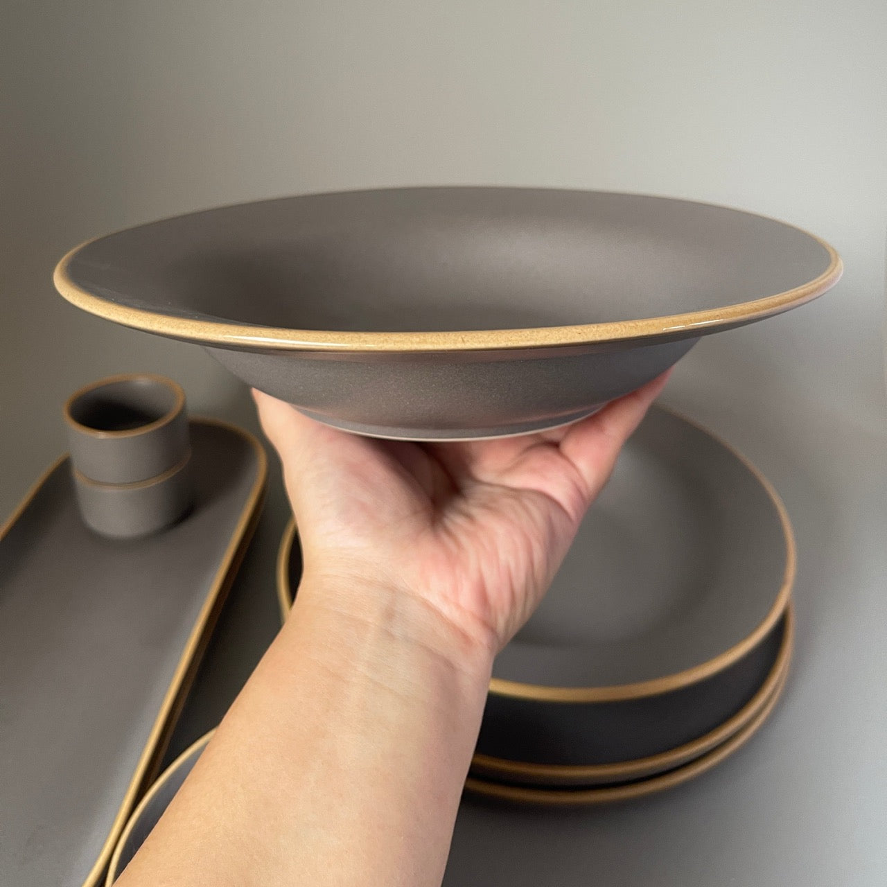 Set of 2 grey ceramic appetiser plates with gold rim – elegant and refined dinnerware for stylish table settings