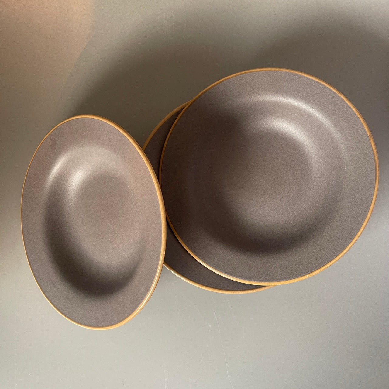 Set of 2 grey ceramic appetiser plates with gold rim – elegant and refined dinnerware for stylish table settings