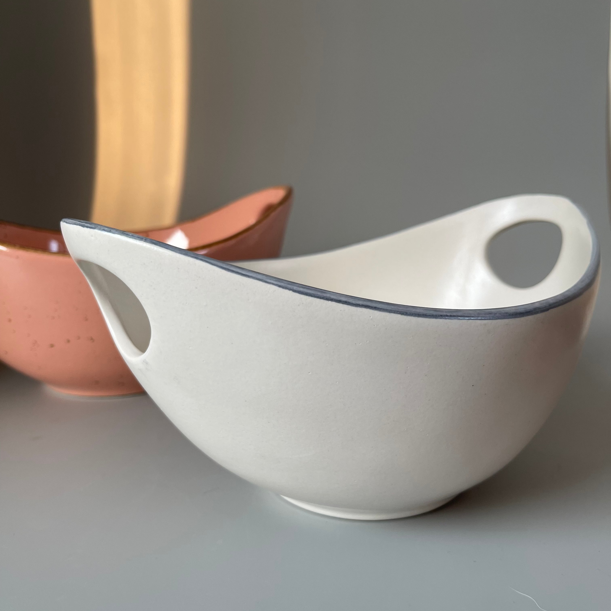 Set of 2 ceramic handled serve bowls in white with blue rim and glossy pink with gold flecks – perfect for appetisers or chips