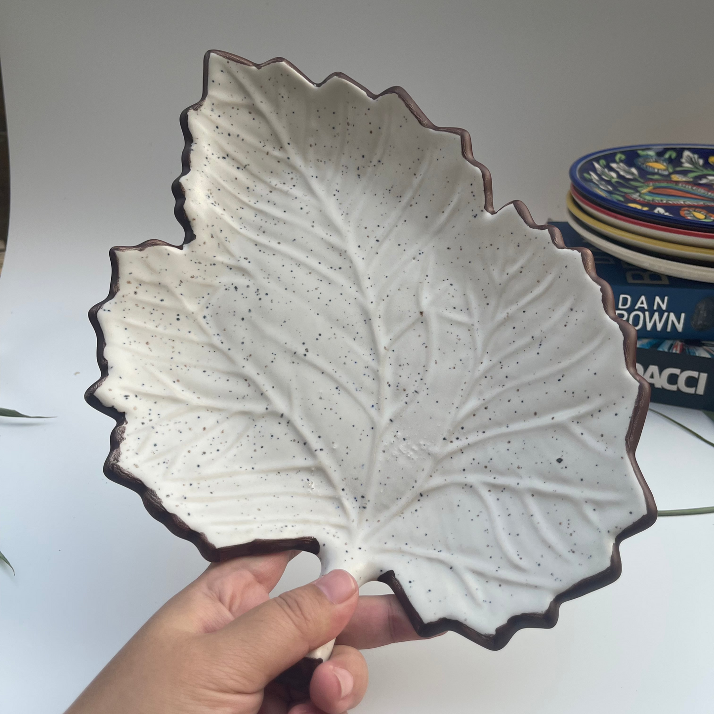 Matte white ceramic leaf-shaped centrepiece – minimalist decorative accent for modern and classic home decor