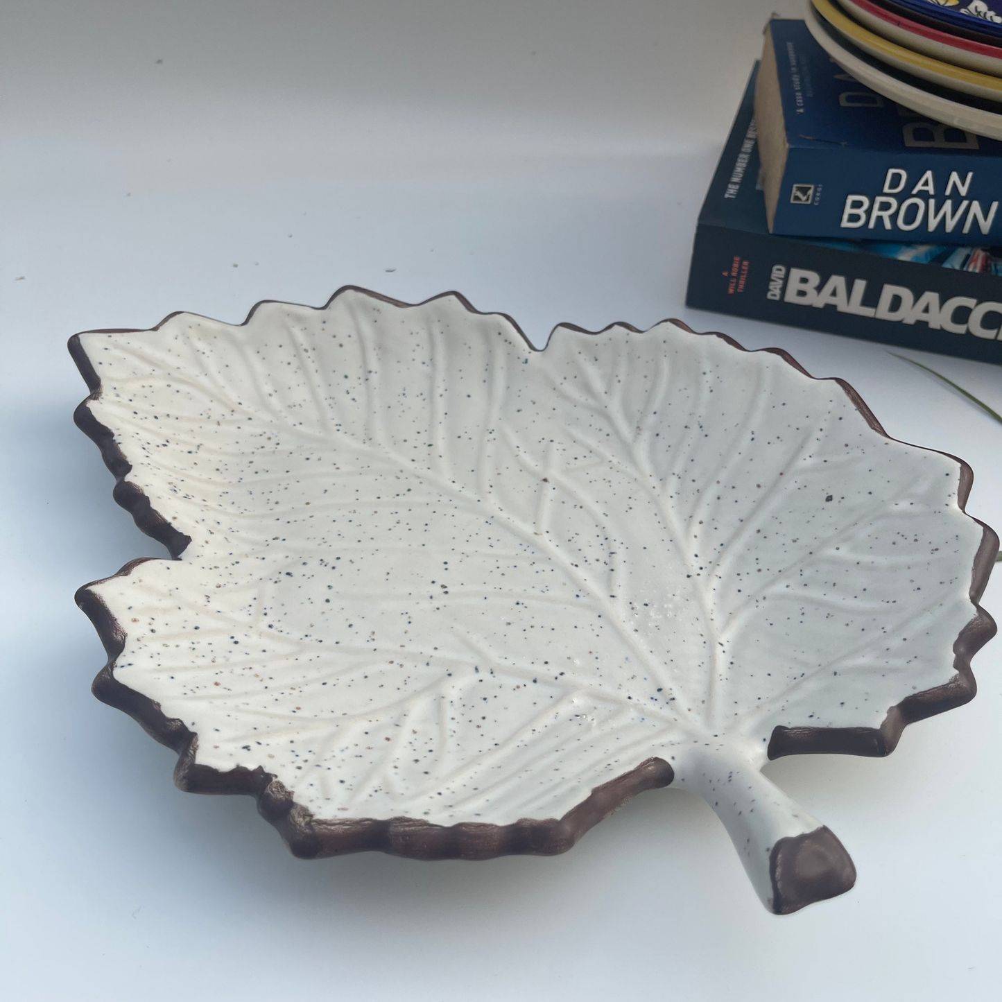 Matte white ceramic leaf-shaped centrepiece – minimalist decorative accent for modern and classic home decor