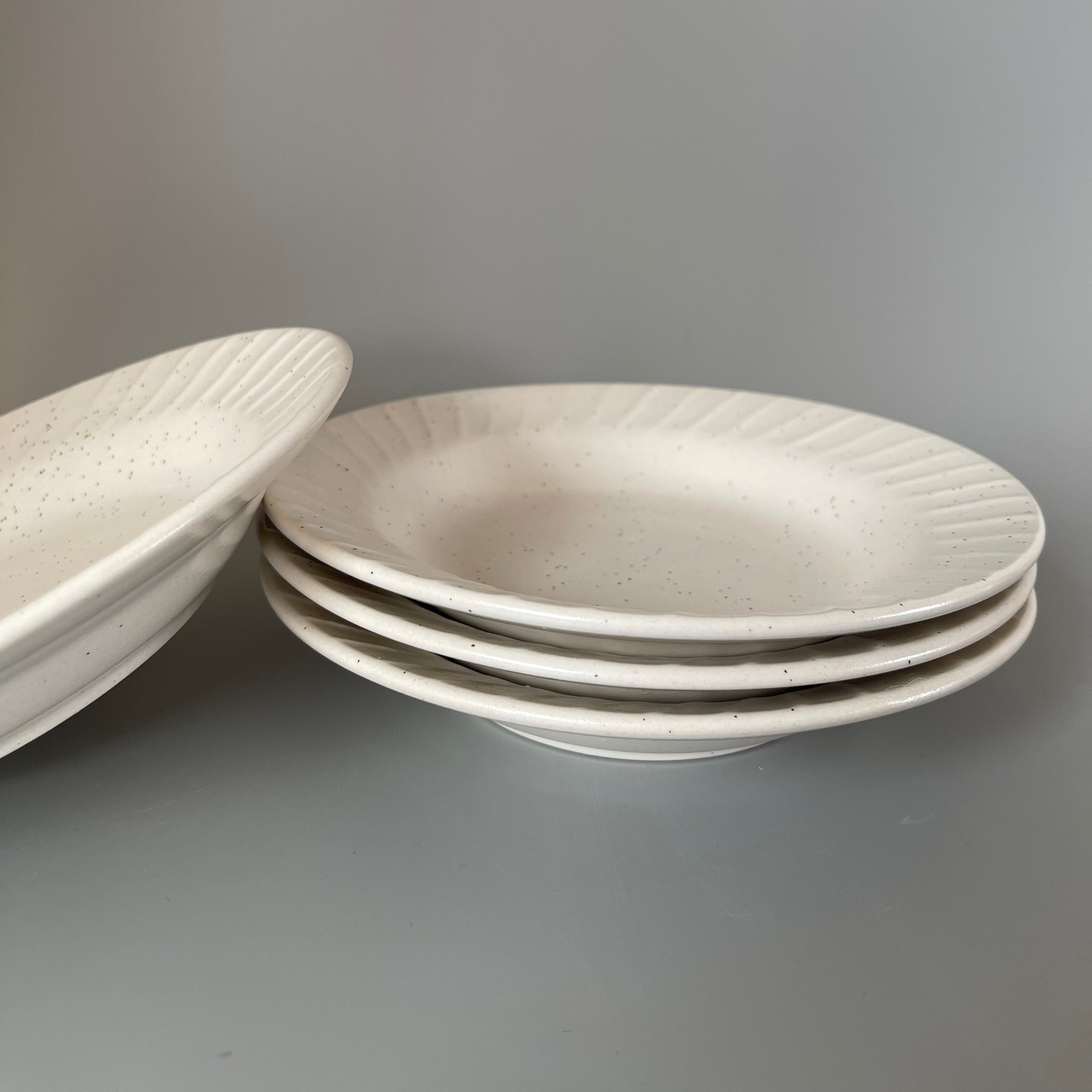 Set of 6 white ceramic appetiser plates with speckles and ribbed rims – minimal and stylish dinnerware