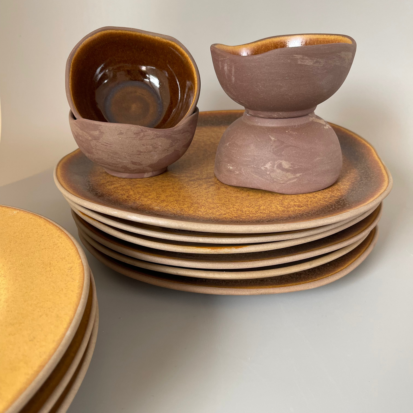 Set of 2 dinner plates and 2 dal bowls in warm yellow-brown ceramic – rustic earthenware-inspired dinnerware set