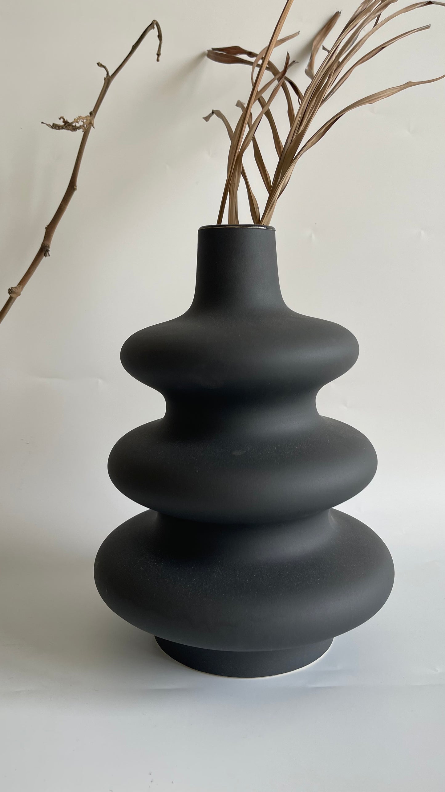 Single artisan handcrafted decor inspired by Enso symbol in Black Matte Finish.
Ideal as a centrepiece or to decorate flowers in the vase. Adds a touch of minimalism to the home decor