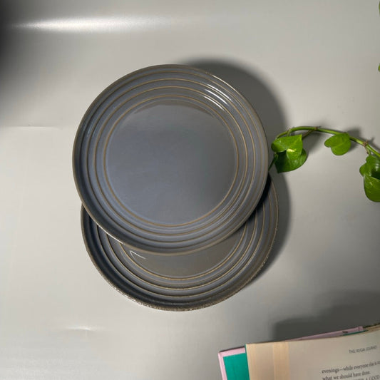 A quarter plate perfect for appetisers decked with gold ribs to add character