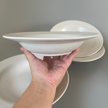 Set of 2 classic white ceramic appetiser plates – minimalist and elegant plates for serving snacks or desserts