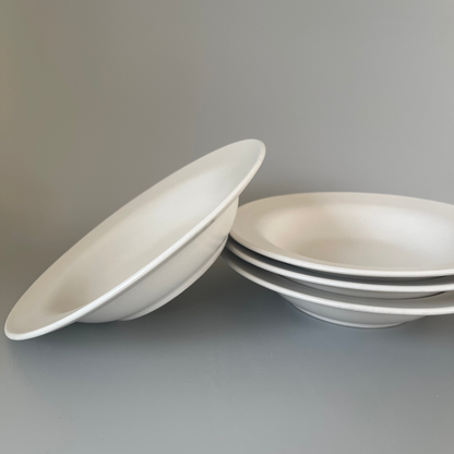 Set of 2 classic white ceramic appetiser plates – minimalist and elegant plates for serving snacks or desserts