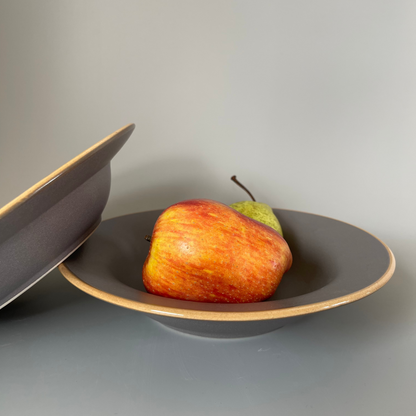 Set of 2 grey ceramic appetiser plates with gold rim – elegant and refined dinnerware for stylish table settings