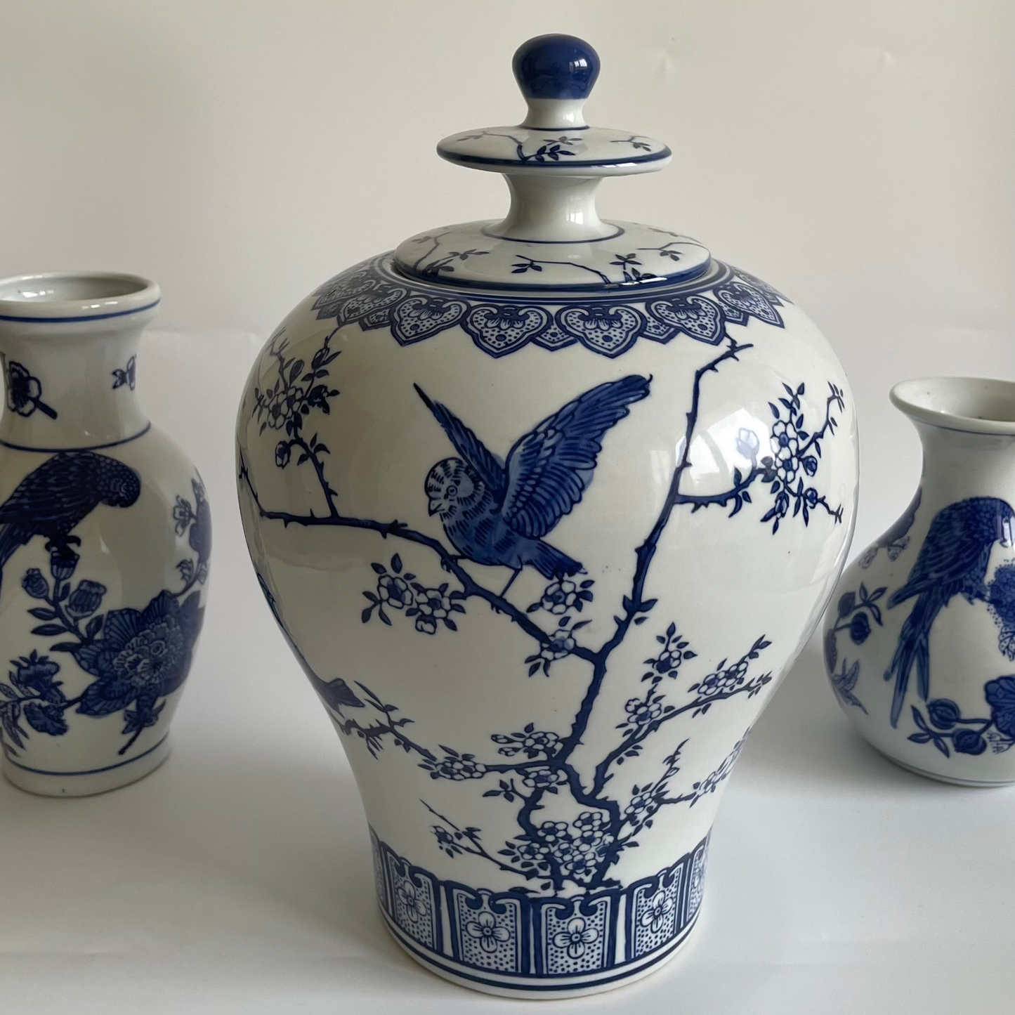 Glossy porcelain Chinese urn vase with lid – traditional handcrafted decor for elegant home styling