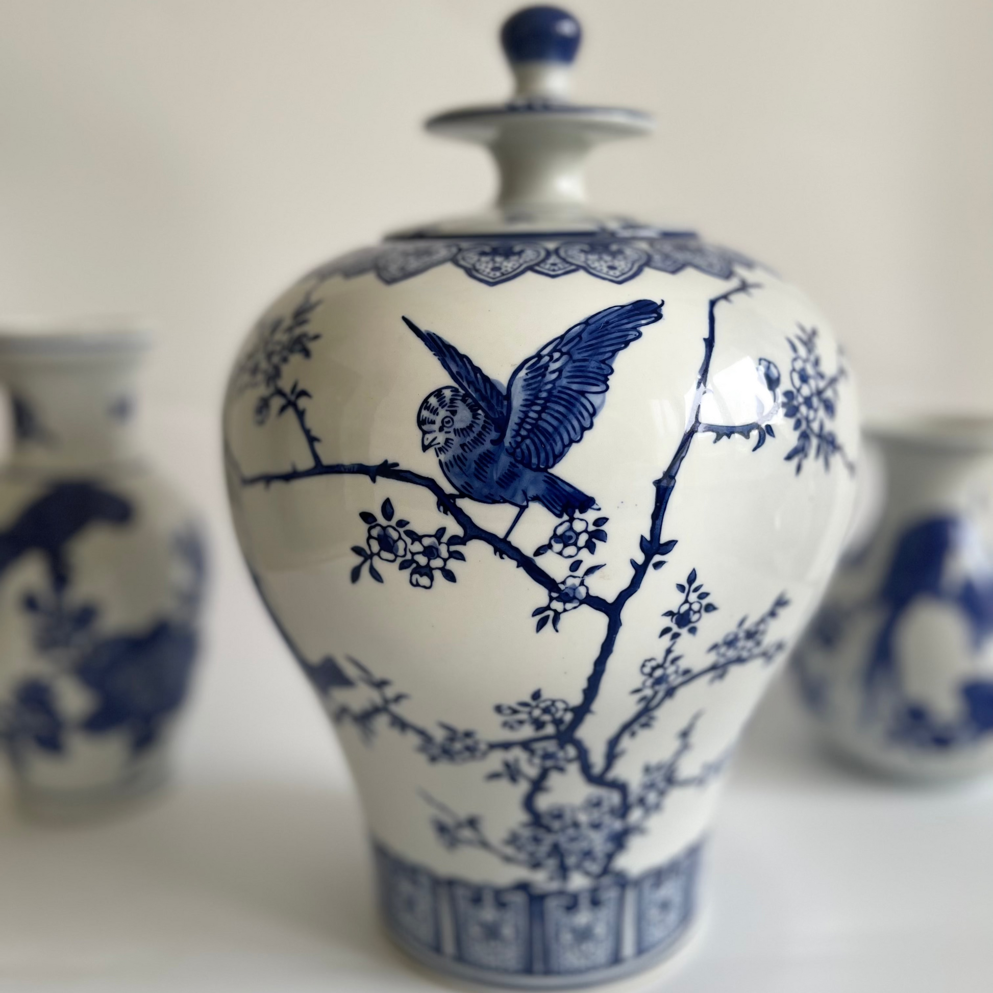 Glossy porcelain Chinese urn vase with lid – traditional handcrafted decor for elegant home styling