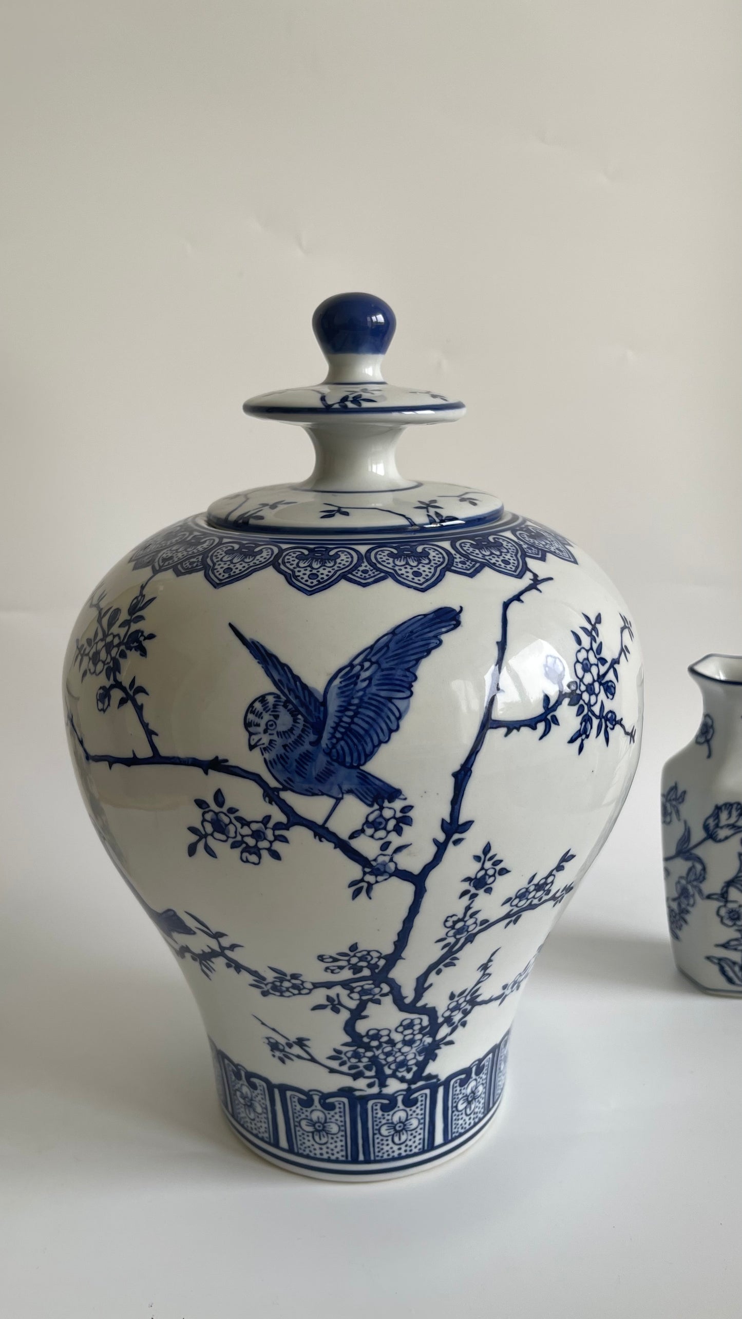 Glossy porcelain Chinese urn vase with lid – traditional handcrafted decor for elegant home styling