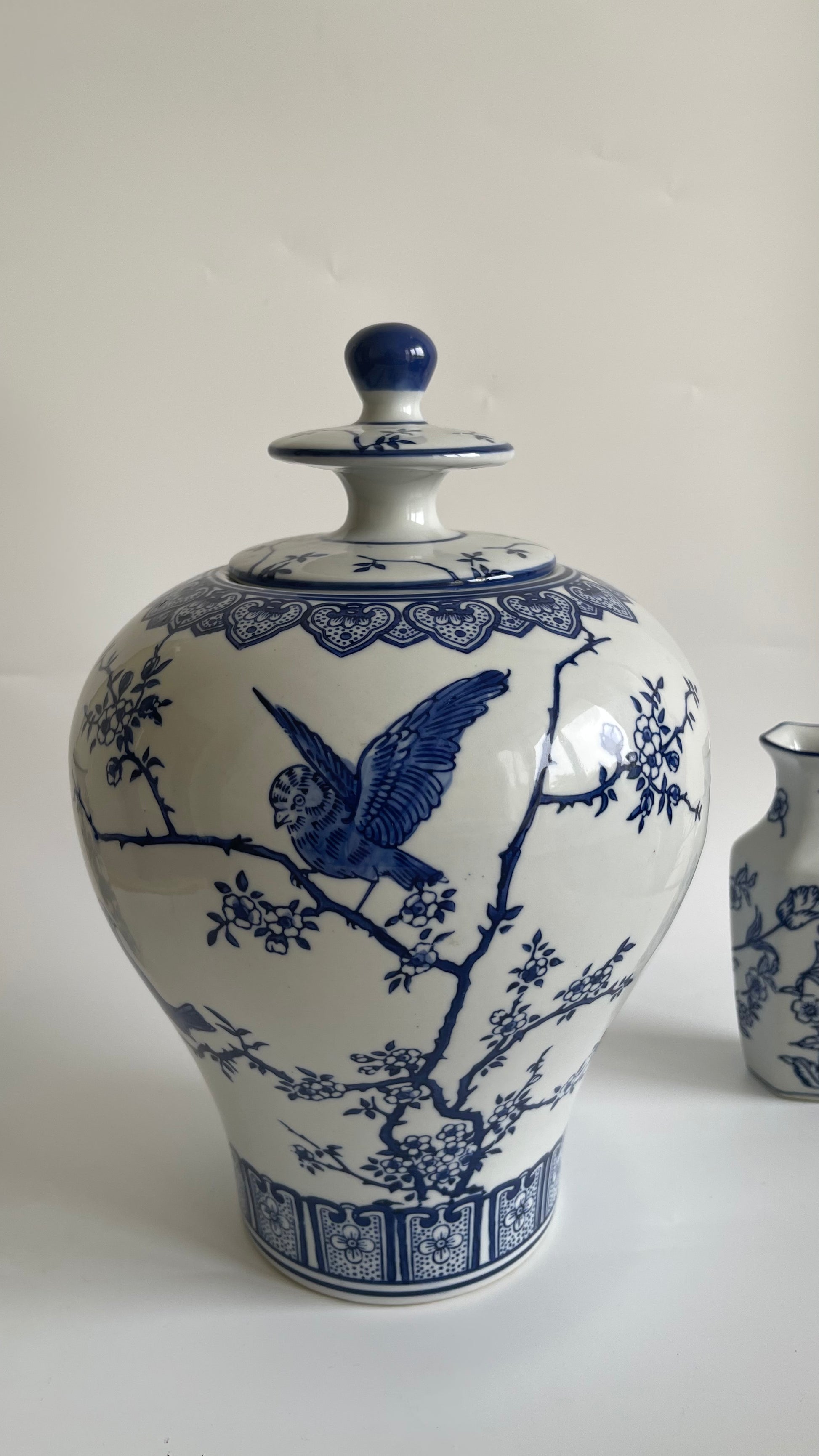 Glossy porcelain Chinese urn vase with lid – traditional handcrafted decor for elegant home styling
