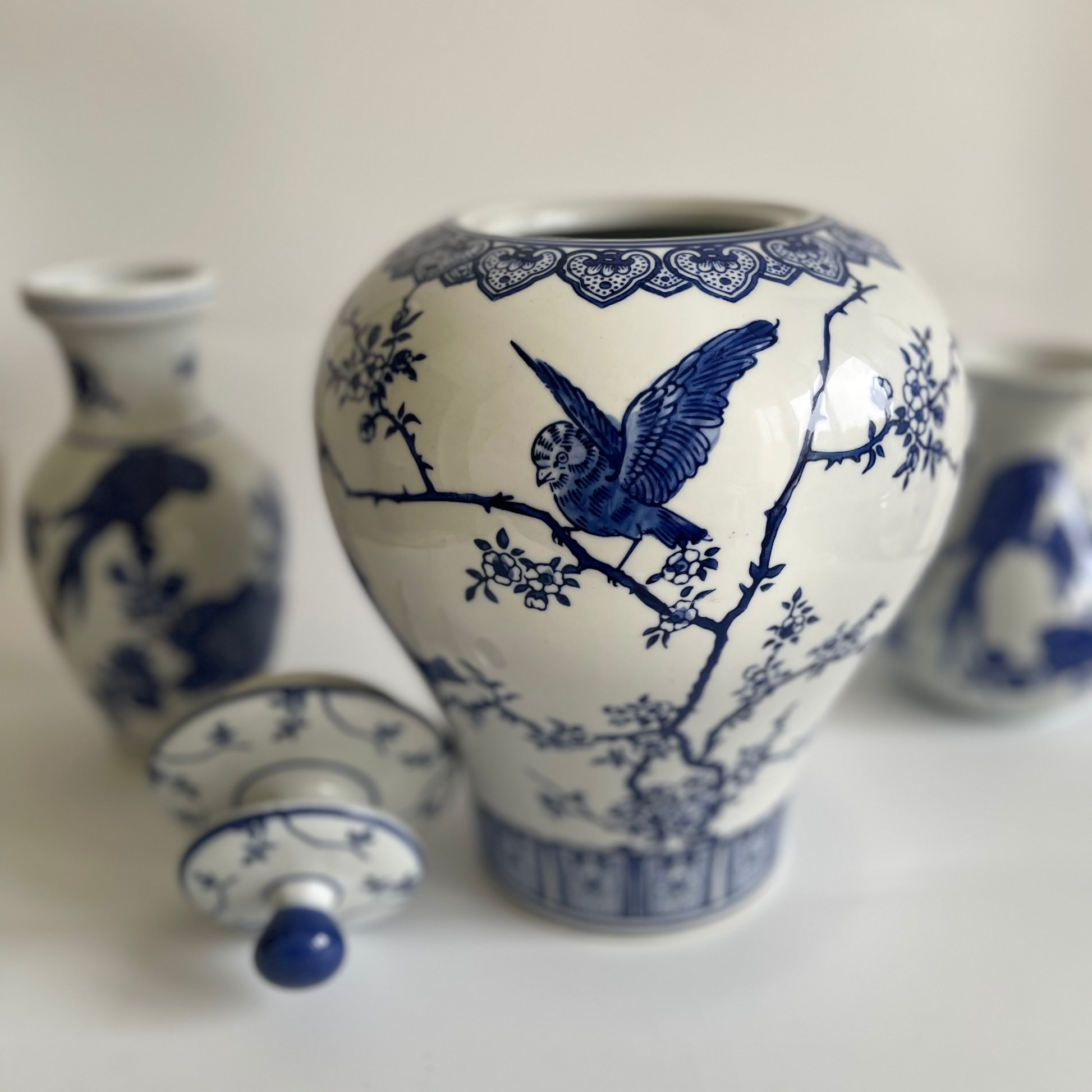 Glossy porcelain Chinese urn vase with lid – traditional handcrafted decor for elegant home styling
