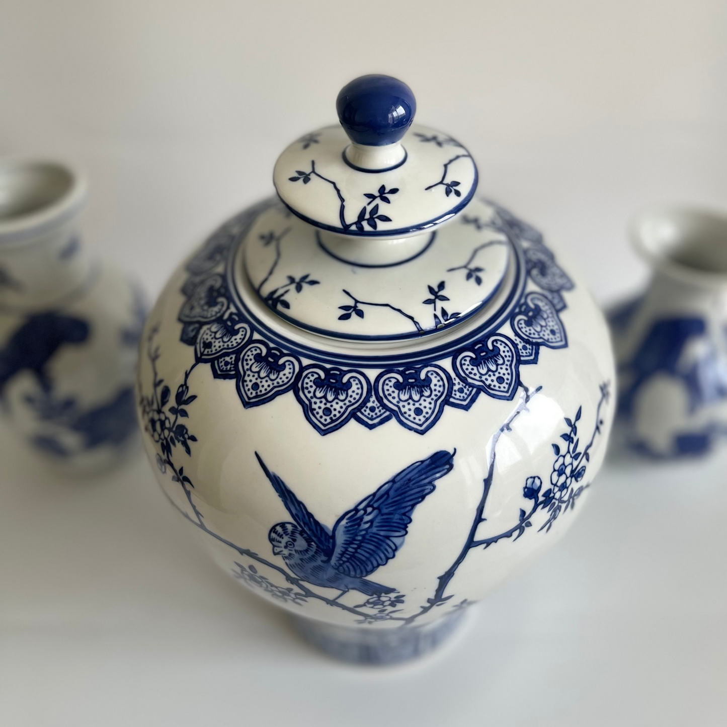 Glossy porcelain Chinese urn vase with lid – traditional handcrafted decor for elegant home styling
