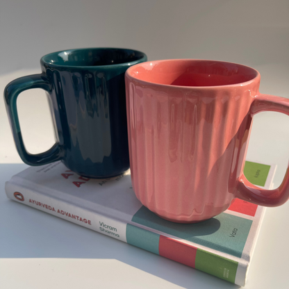 Set of 2 ribbed ceramic mugs in soft pink and green – ideal for tea, coffee, or hot chocolate