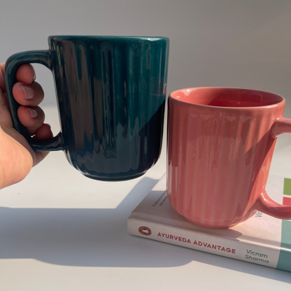 Set of 2 ribbed ceramic mugs in soft pink and green – ideal for tea, coffee, or hot chocolate