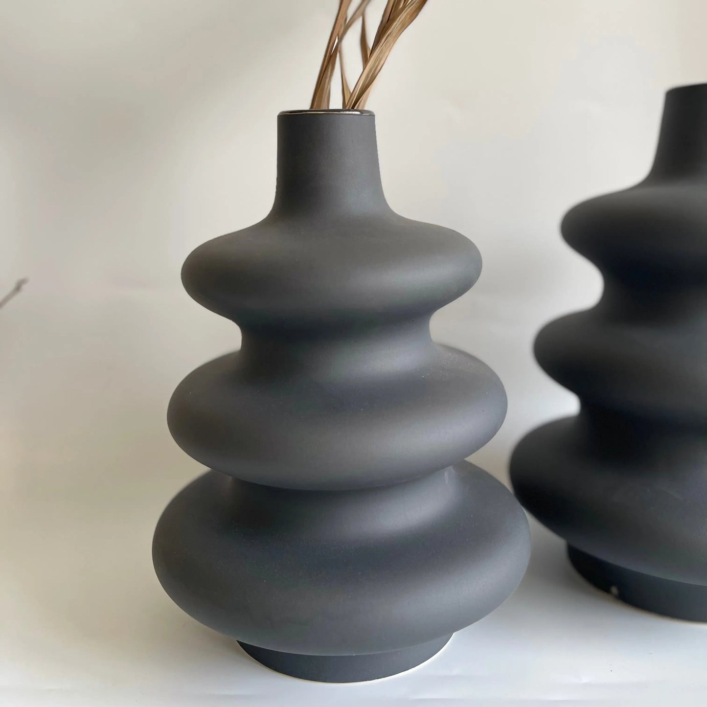 Single artisan handcrafted decor inspired by Enso symbol in Black Matte Finish.

Ideal as a centrepiece or to decorate flowers in the vase. Adds a touch of minimalism to the home decor