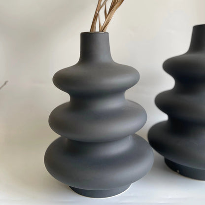 Single artisan handcrafted decor inspired by Enso symbol in Black Matte Finish.

Ideal as a centrepiece or to decorate flowers in the vase. Adds a touch of minimalism to the home decor