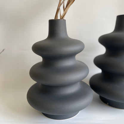 Single artisan handcrafted decor inspired by Enso symbol in Black Matte Finish.

Ideal as a centrepiece or to decorate flowers in the vase. Adds a touch of minimalism to the home decor